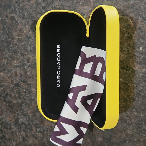 NWOT, Marc Jacobs Yellow Glasses Case W/Cleaning Cloth - Picture 4 of 9